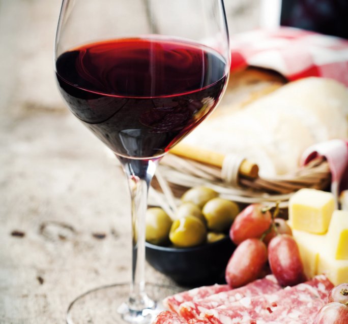 Bild zum Genuss nach französischer Art mit einem Weinglas