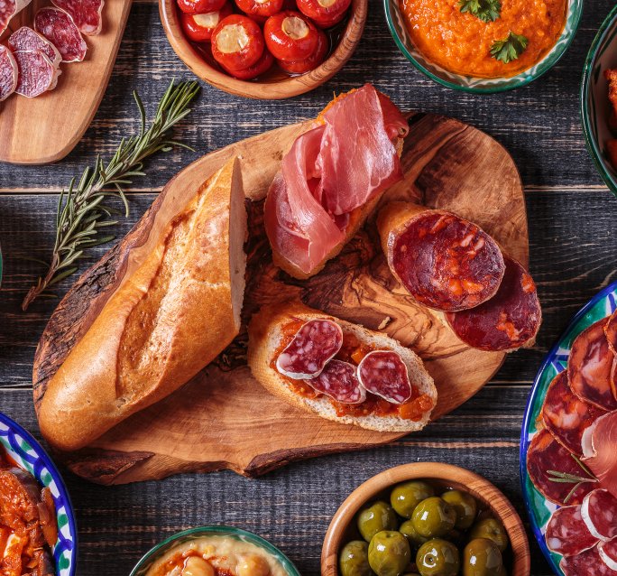 übergreifendes Bild zur Darstellung des mediterranten Genusses mit Iberico-Artikeln